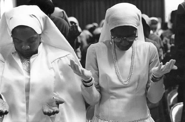 Sister Clara Muhammad makes prayer